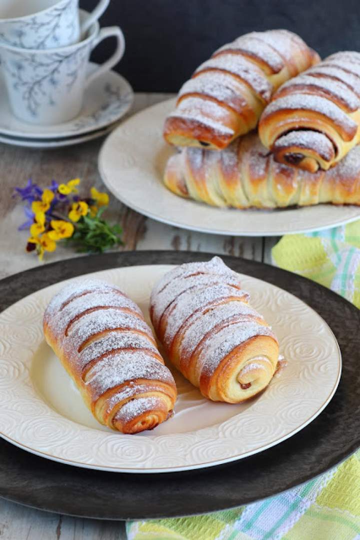 Drożdżówki z budyniem i czekoladą