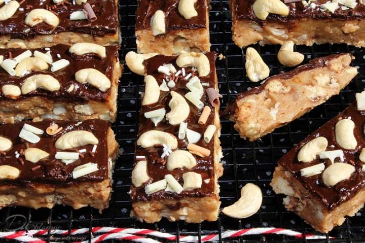 Batoniki z masła orzechowego (Peanut butter bars) z ciasteczkami w czekoladzie i orzechami nerkowca