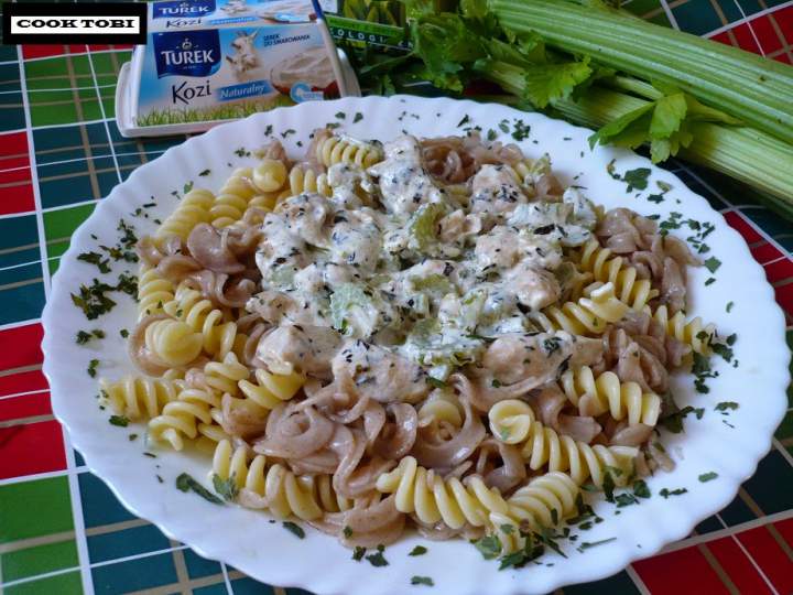 Aromatyczne fusilli z kozim serem i polędwiczkami