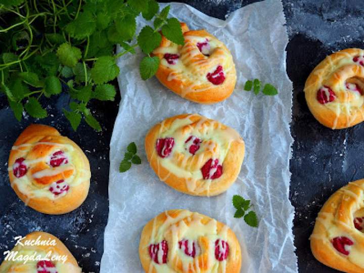 Drożdżówki z budyniem i malinami