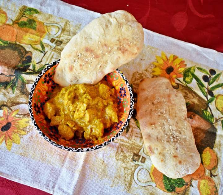 Kurczak curry z chlebkami naan