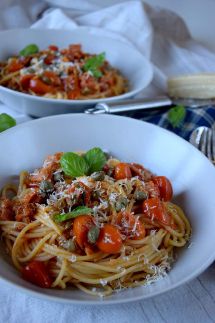 Spagetti z boczkiem, pomidorkami koktajlowymi i kaparami