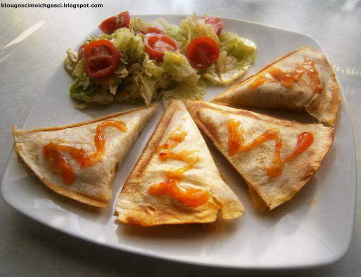 Mini quesadillas czyli tortilla z… tostera :) – z pysznym farszem pieczarkowo-porowym z kurczakiem i serem żółtym.