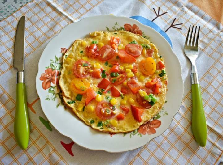 Zdrowy, kolorowy omlet z warzywam