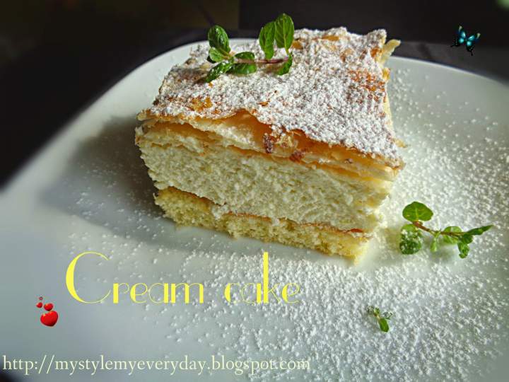 Kremówka z niebieskim w tle – Cream cake