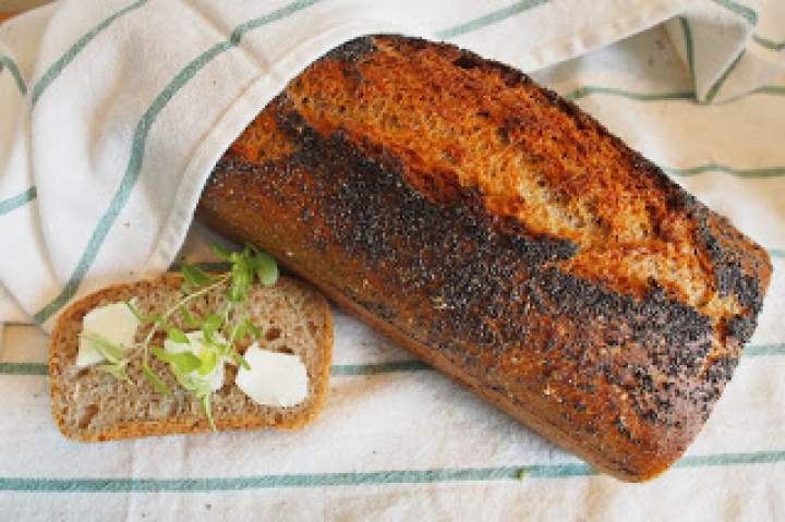 Chleb pszenno żytni z płatkami owsianymi, otrębami i makiem