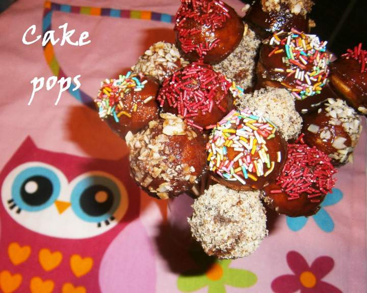 Cake pops z urządzenia do wypieku ciasteczek – cytrynowe z czekoladą