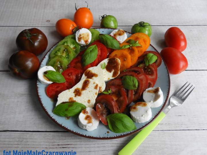 Sałatka z kolorowymi pomidorami, serem kozim i bundzem