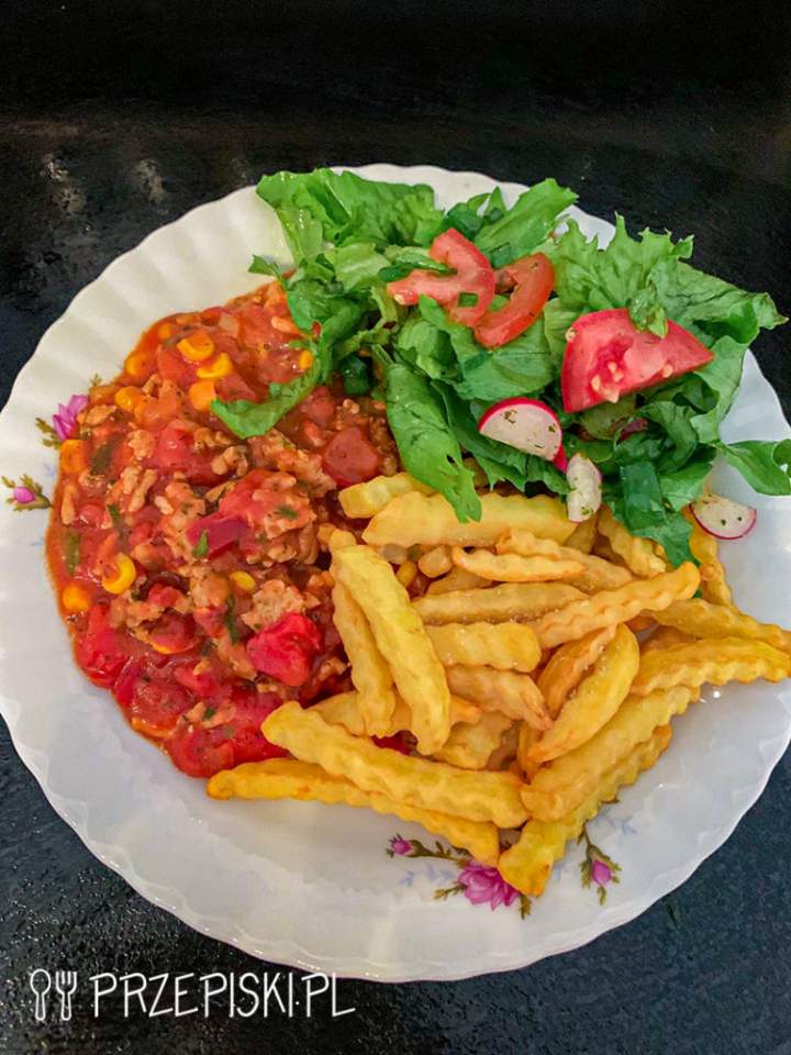 Szybki Obiad: Mięso Mielone w Sosie Pomidorowym z Frytkami