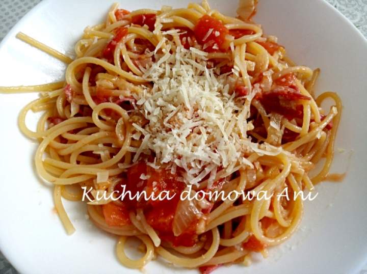 Spaghetti z pomidorami i salami
