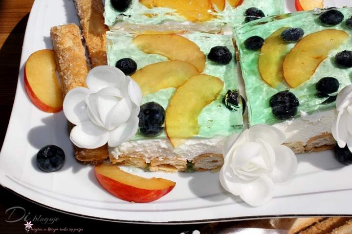 Ciasto na paluszkach francuskich z kremem mascarpone, owocami i galaretką
