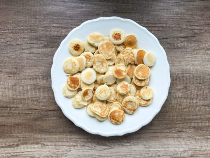 Maleńkie naleśniczki pancakes cereal z mini kiwi