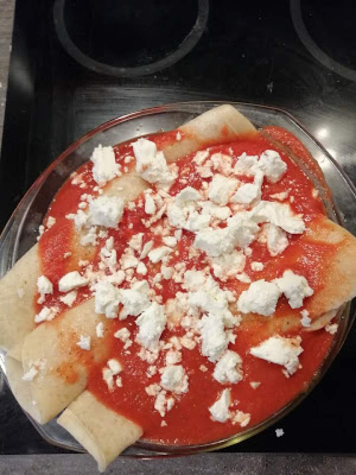Naleśniki ze szpinakiem zapiekane w sosie pomidorowym
