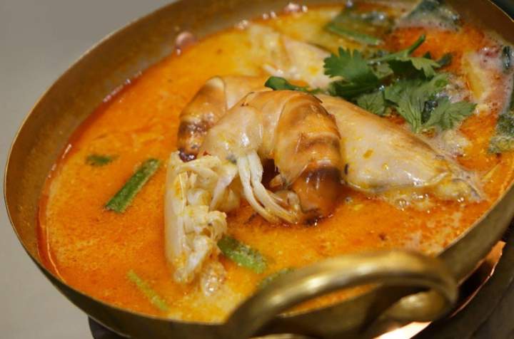 Zupa tajska z czerwoną pastą curry i krewetkami