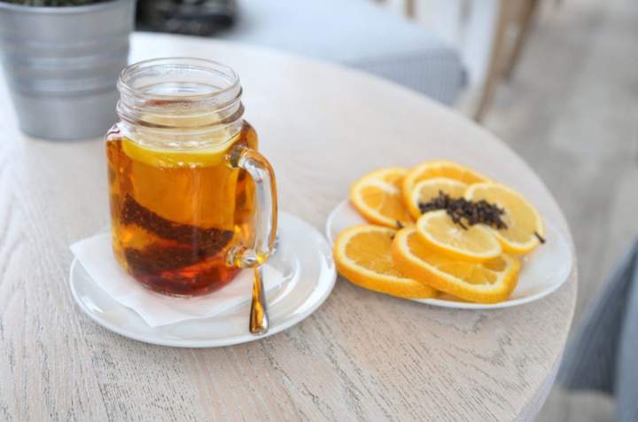 Zimowa herbata z cytrusami, miodem i imbirem