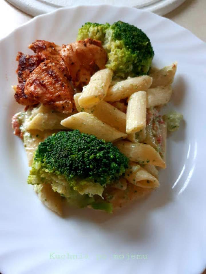 Makaron kremowo – brokułowy z marynowanym kurczakiem. Rozkosznie dobry i prosty obiad