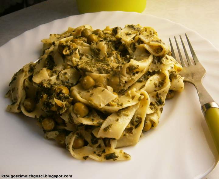 Tagliatelle ze szpinakiem, serem feta i groszkiem