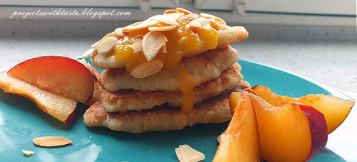 Placki serowe z musem brzoskwiniowym / Cheese pancakes with peach mousse