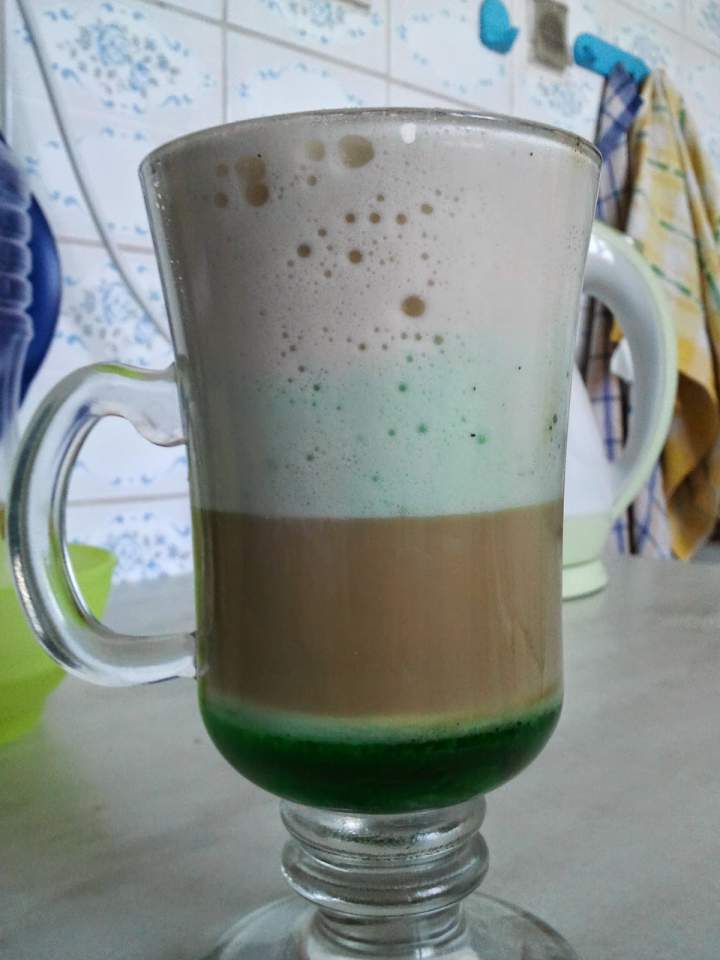 Orzeźwiające caffe latte z syropem miętowym