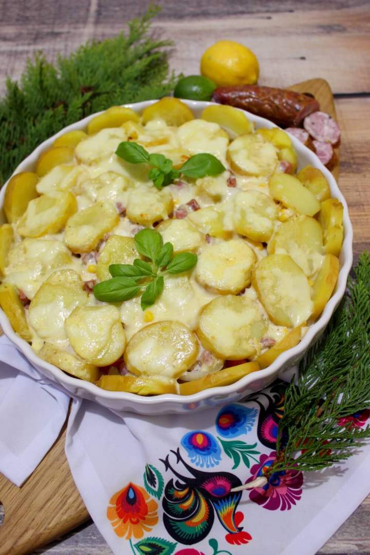 Obiadowa zapiekanka z kiełbasą, ziemniakami i papryką
