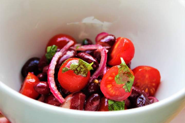 Sałatka z fasoli Kidney, czerwonej cebuli i pomidorów koktajlowych / Kidney bean, red onion and cherry tomatoes salad
