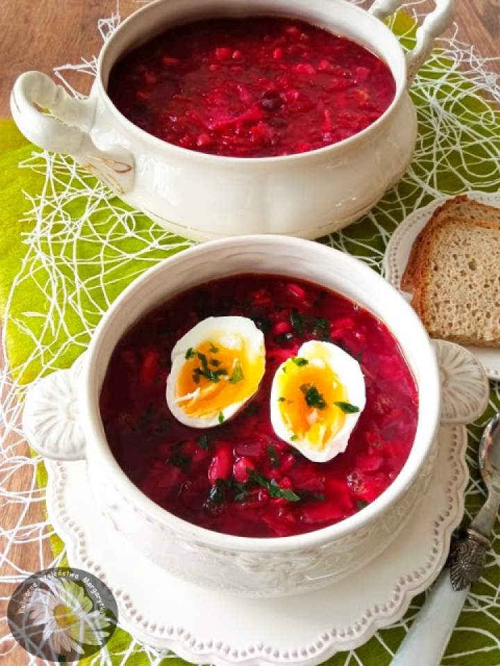 Barszcz a’la ukraiński w wersji wegetariańskiej, podany z jajkiem