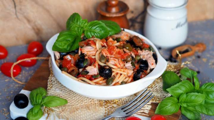 Spaghetti z tuńczykiem, oliwkami i sosem pomidorowym