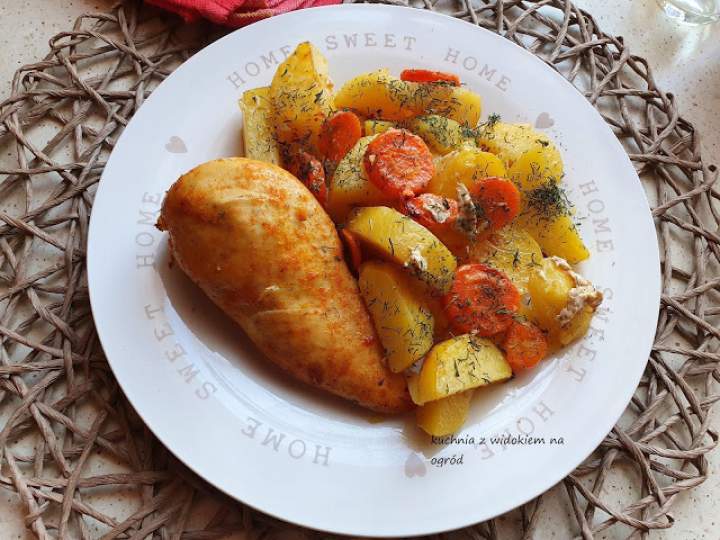Piersi z kurczaka pieczone w rękawie z ziemniakami i marchewką