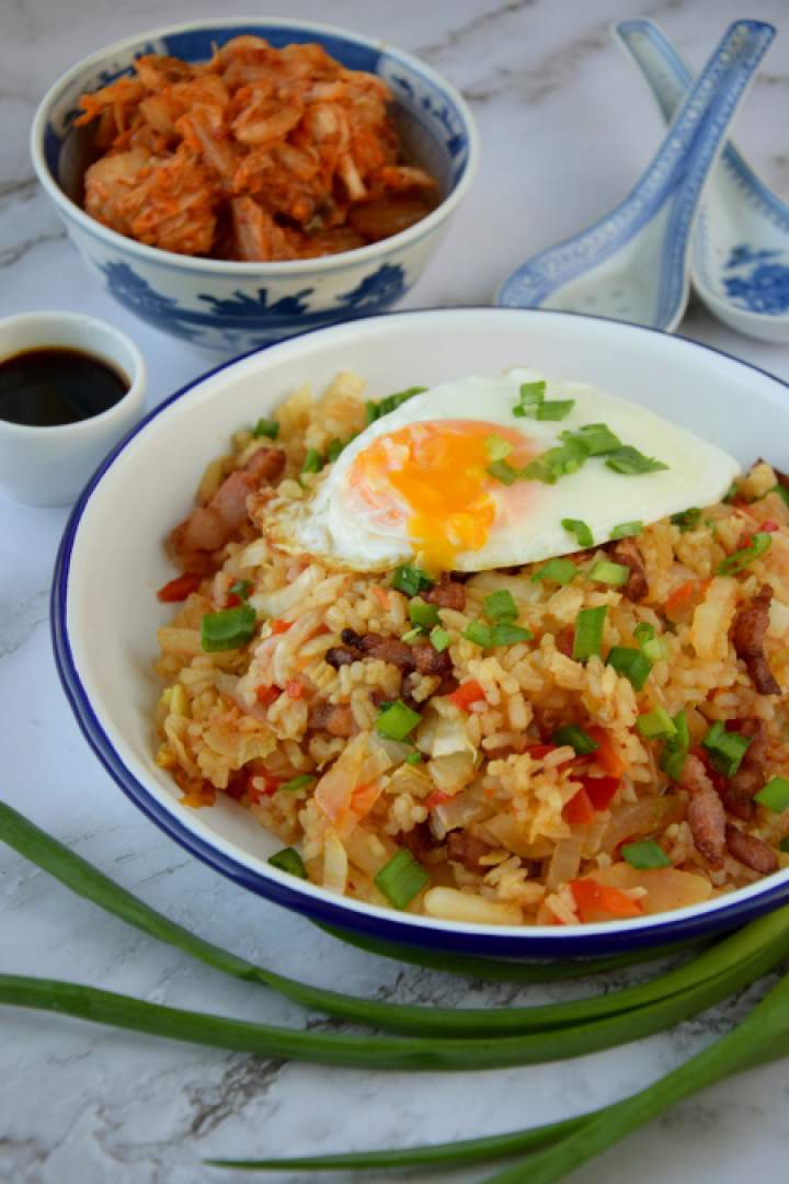 Smażony ryż z kimchi, kapustą pekińską i boczkiem