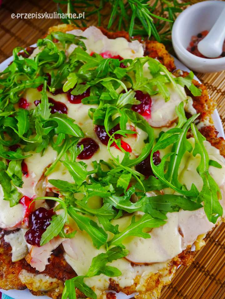 Pizza chlebowa z patelni – sposób na pozbycie się resztek z lodówki
