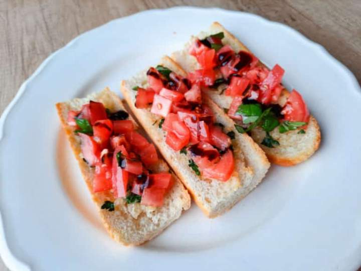 Bruschetta z pomidorami i świeżą bazylią