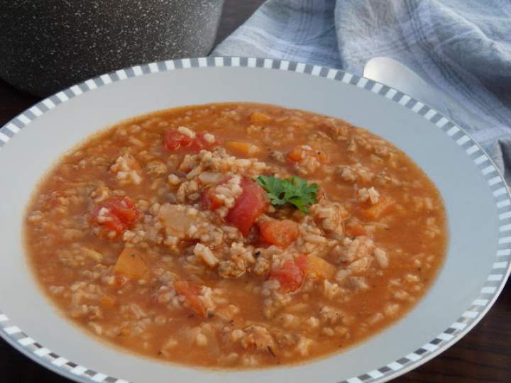 Pożywna zupa z mięsem mielonym i pomidorami