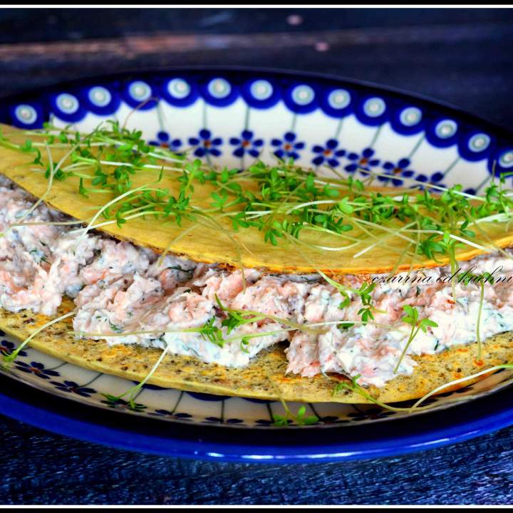 Owsiany omlet z pastą z łososia