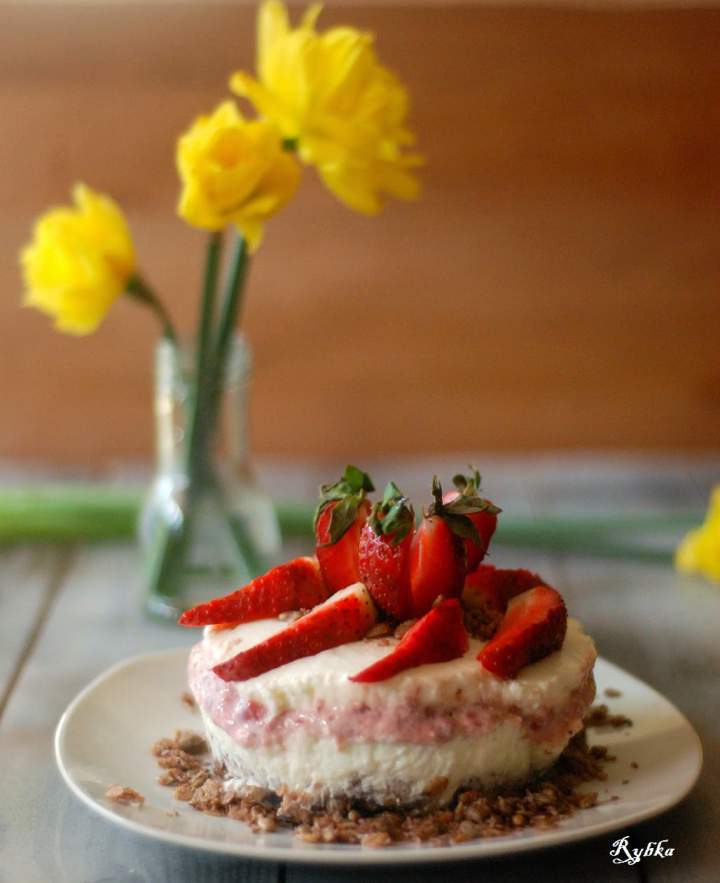 Fit sernik z truskawkami