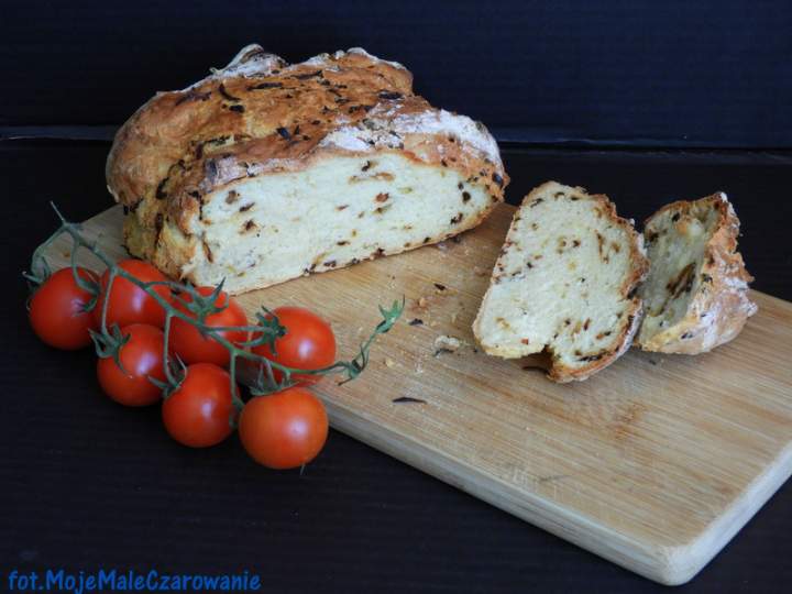 Chleb na sodzie z karmelizowaną cebulką