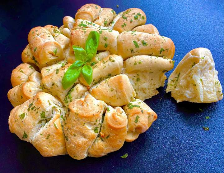 Odrywany chlebek ziołowy – świetny do grilla