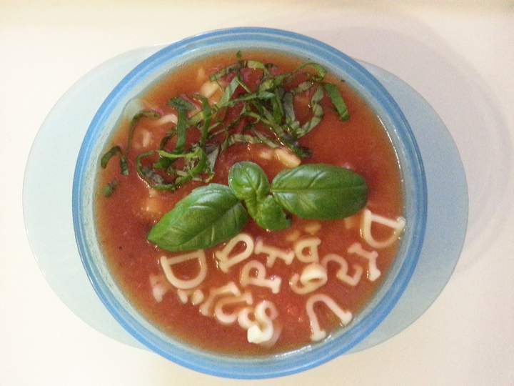 Pomidorowa zupa literkowa.