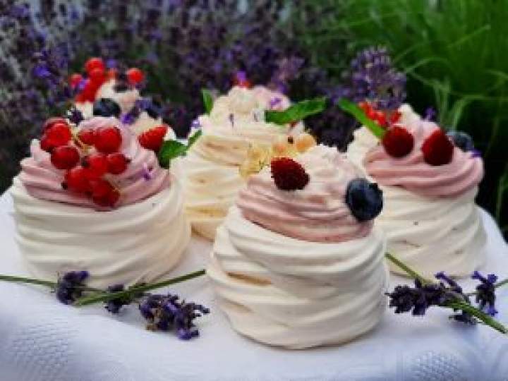 Bezy mini Pavlova z kremem lawendowym