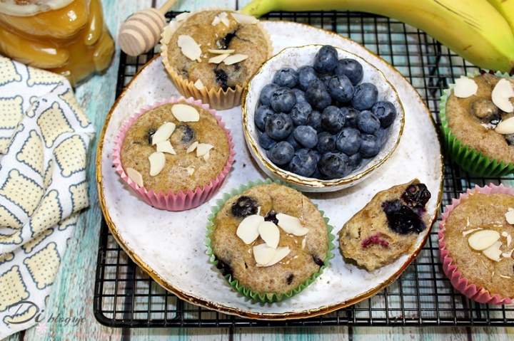 Zdrowe muffinki bez cukru z borówkami i polewą miodową