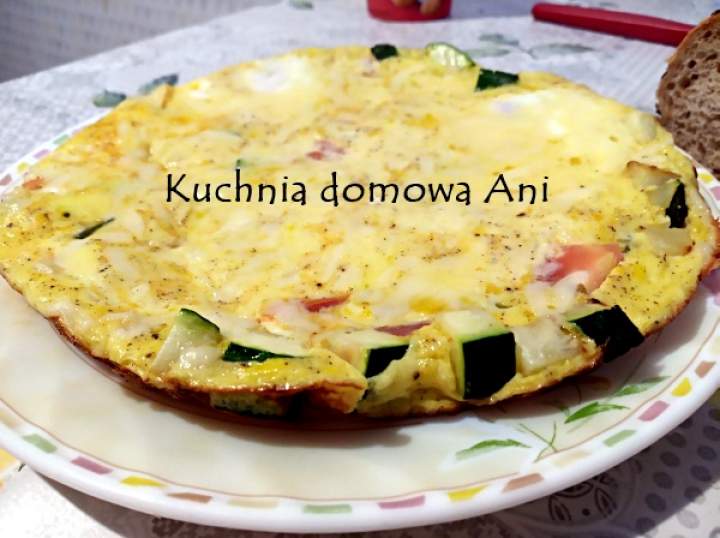 Omlet z cukinią i pomidorem