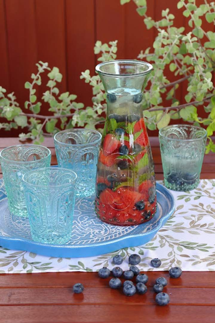 Woda owocowa z grejpfrutem, truskawkami, borówkami i miętą