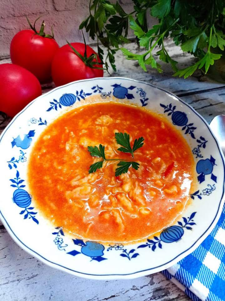 Zupa pomidorowa ze świeżych pomidorów z laną kluską