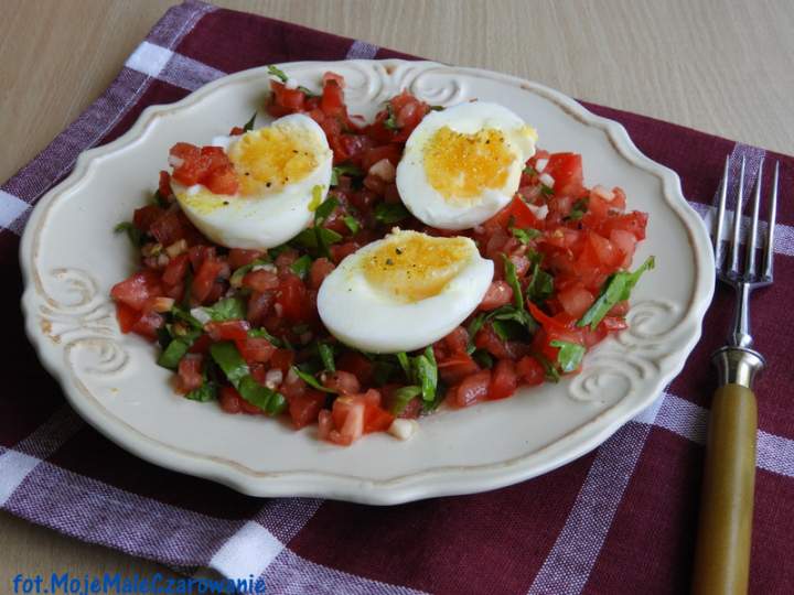 Jajka na salsie z pomidorów