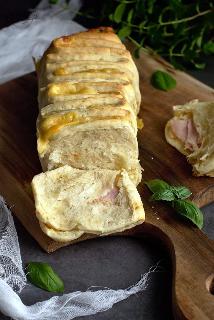 Odrywany chlebek z szynką i serem
