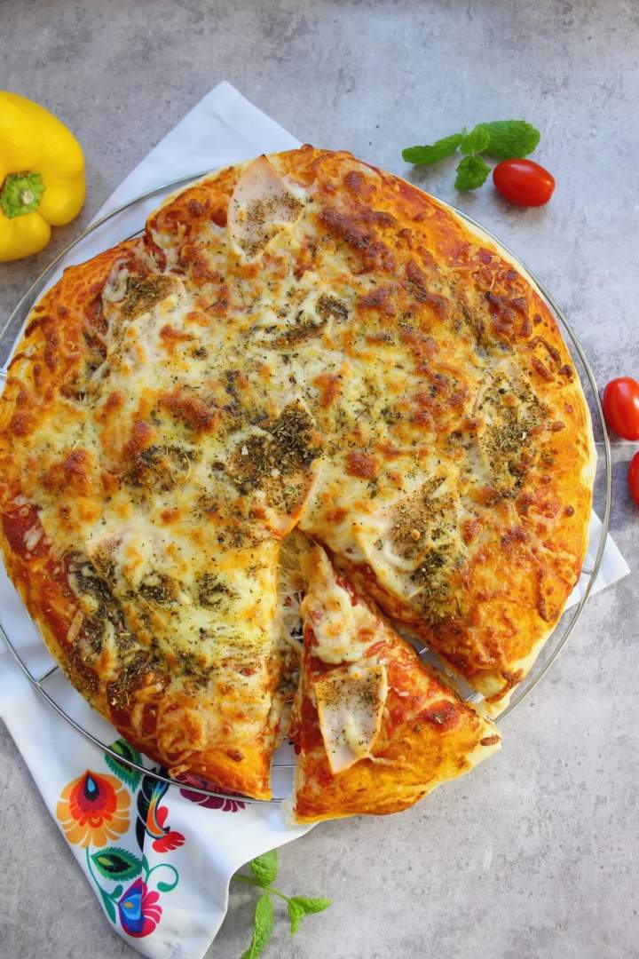 Pizza z kamienia – przepis na puszystą domową pizze