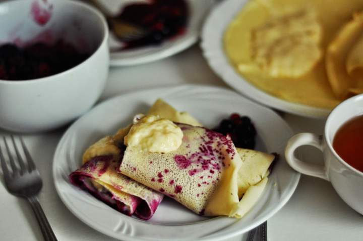 Naleśniki ryżowe z budyniem waniliowym i owocami leśnymi | bezglutenowe, bez laktozy