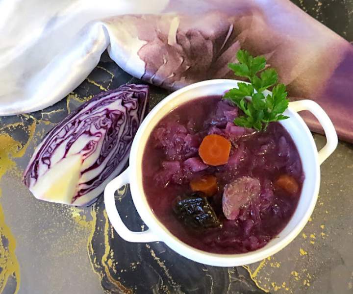Jednogarnkowa zupa z czerwonej kapusty i suszonej śliwki