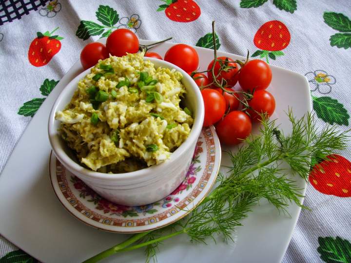 Pasta z brokuła z jajkiem i zieloną cebulką. Pasta brokułowa do pieczywa.