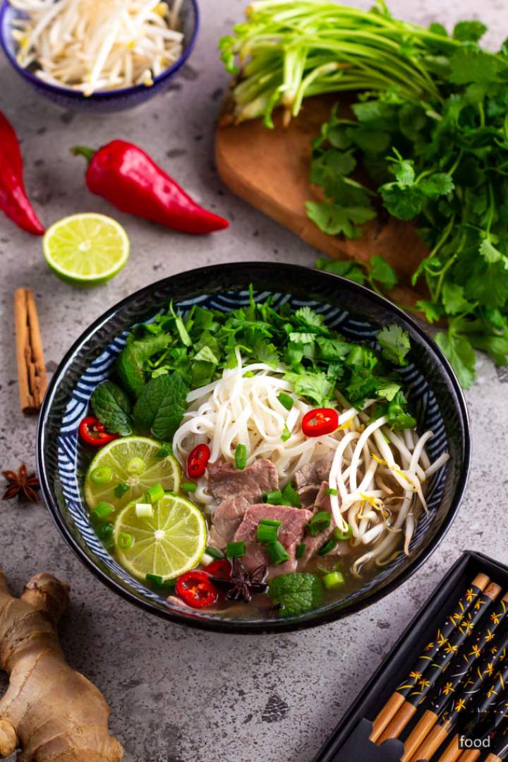 Pho bo – wietnamska zupa na wołowinie z makaronem ryżowym