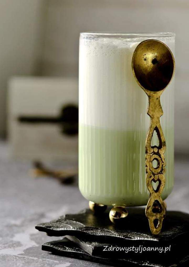 Zielona matcha latte.